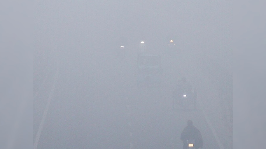 Delhi Fog: दिल्ली में घने कोहरे ने बढ़ाई लोगों की दिक्कत, ट्रेन प्लेन प्रभावित