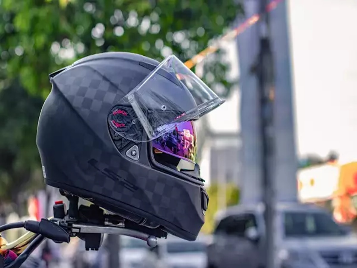 Traffic Rule Helmet: बिना ISI मार्क वाले हेलमेट बेचने और पहनने वालों की अब खैर नहीं!