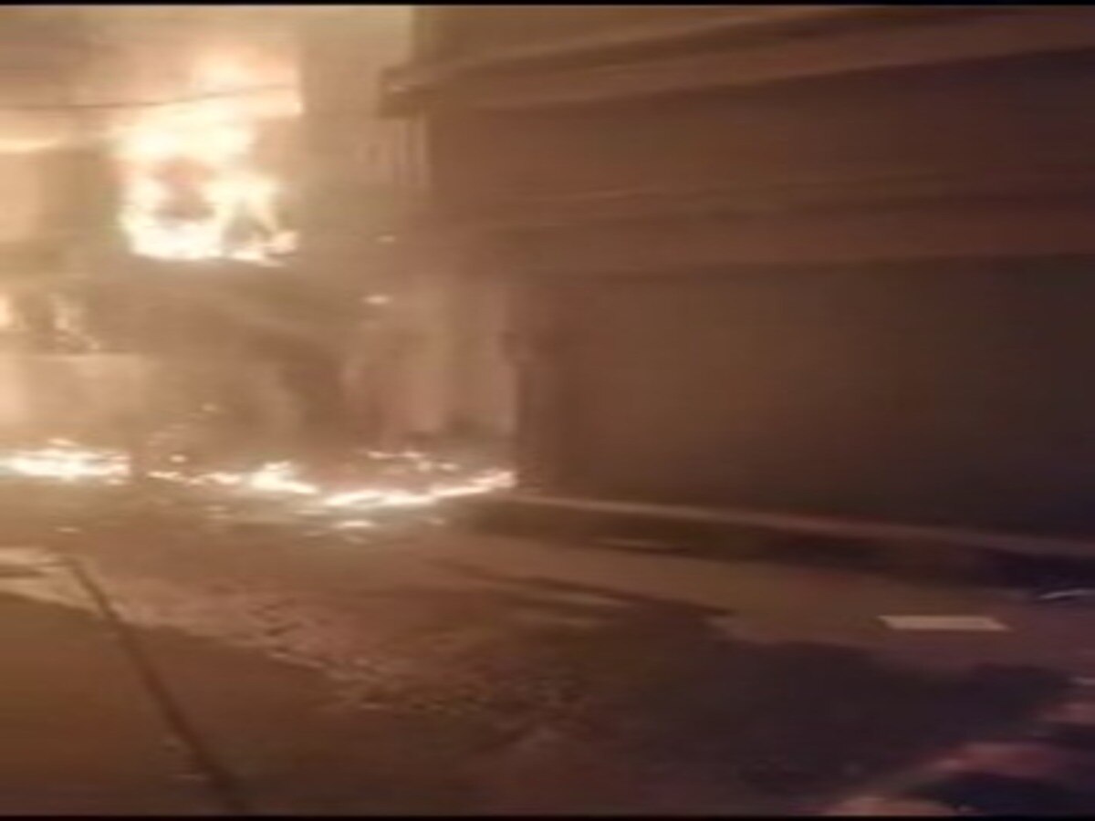 Jhajjar News: झज्जर शहर के डायमंड चौक पर मोबाइल के शोरूम में लगी आग