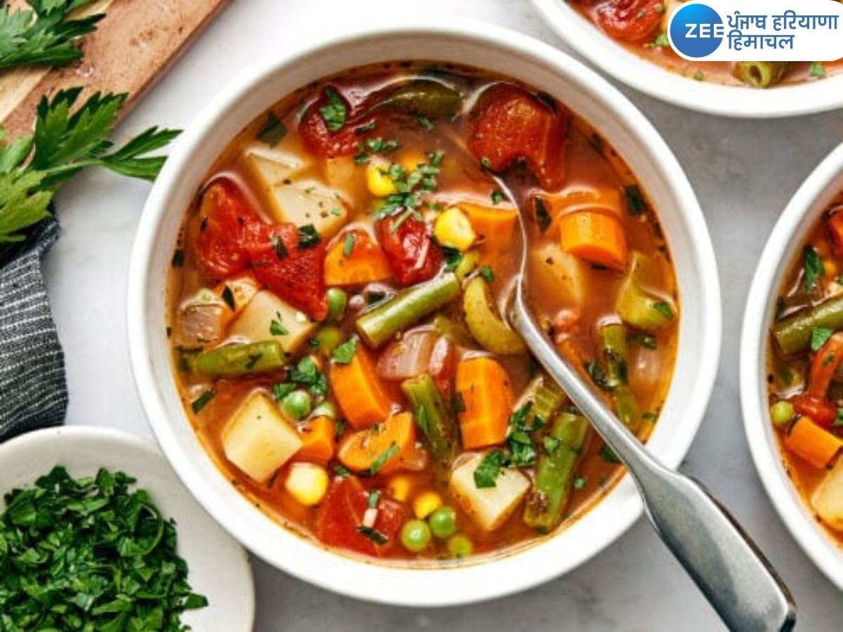 Vegetable Soup Recipe: सर्दियों में शरीर को गर्माहट देने के लिए घर पर बनाएं ये सूप, जानें बनाने की विधि