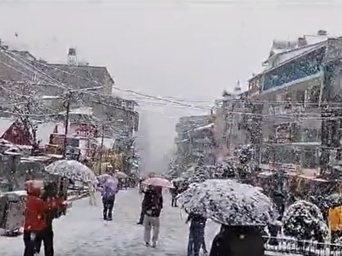 Manali Snowfall: हिमाचल प्रदेश में मौसम का बदला मिजाज,  बर्फबारी और बारिश से तापमान में भारी गिरावट