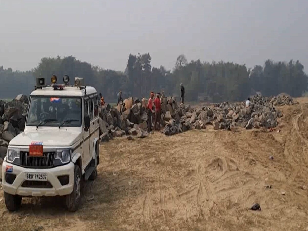 Bihar News: रेलवे के लिए अधिग्रहित जमीन पर पुलिस की मौजूदगी में मिट्टी भराई का कार्य शुरू, मायूस हुए रैयत