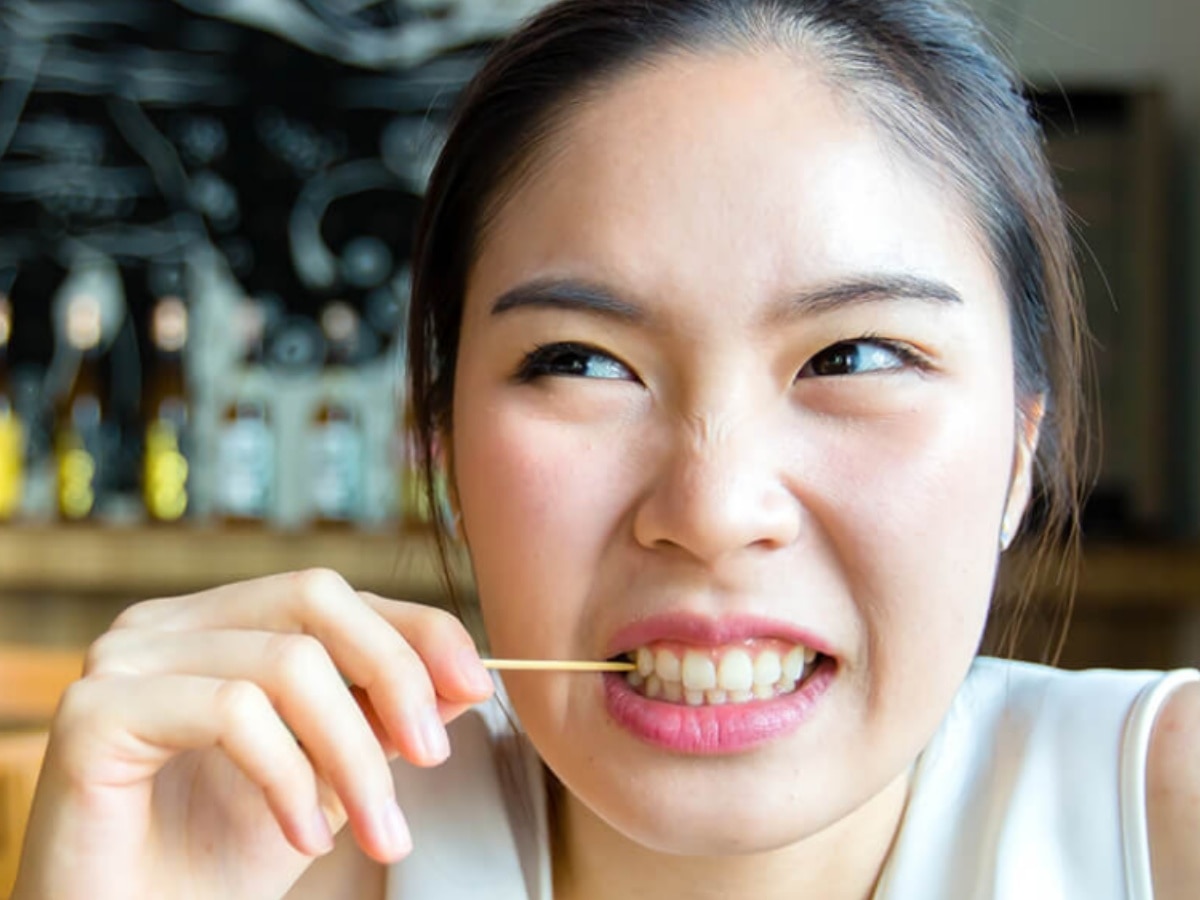 साउथ कोरिया में चल रहा ये अजीब ट्रेंड, दांत साफ करने वाले टूथपिक को तलकर खा रहे लोग 