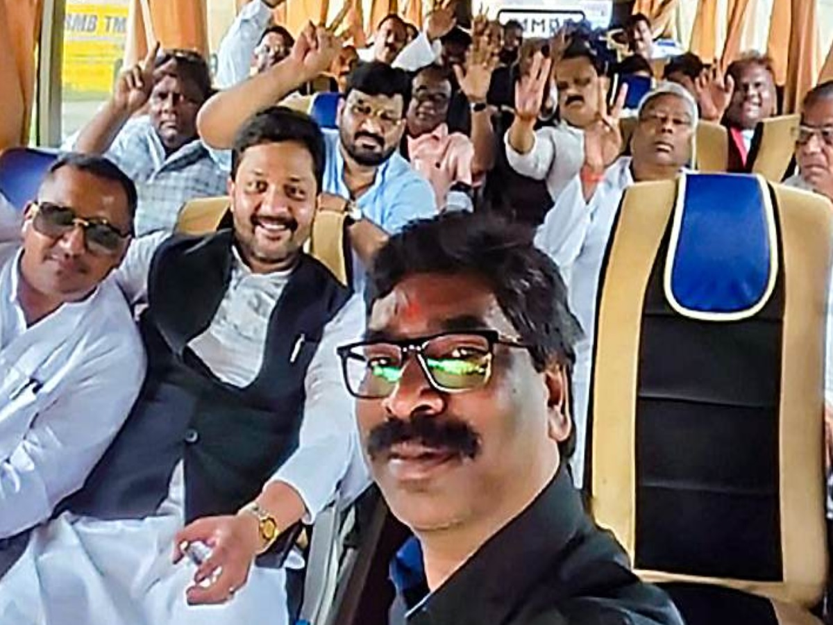 झारखंड में JMM विधायकों की बाड़ेबंदी की तैयारी, CM आवास पहुंची दो टूरिस्ट बसें