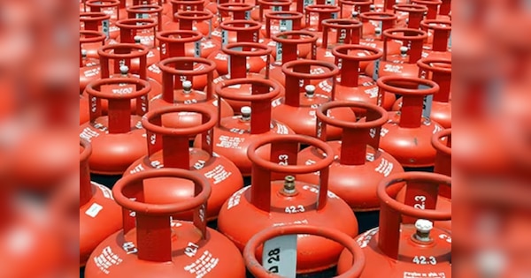 LPG Price: बजट वाले दिन लगा झटका, 1 फरवरी को महंगा हुआ एलपीजी सिलेंडर