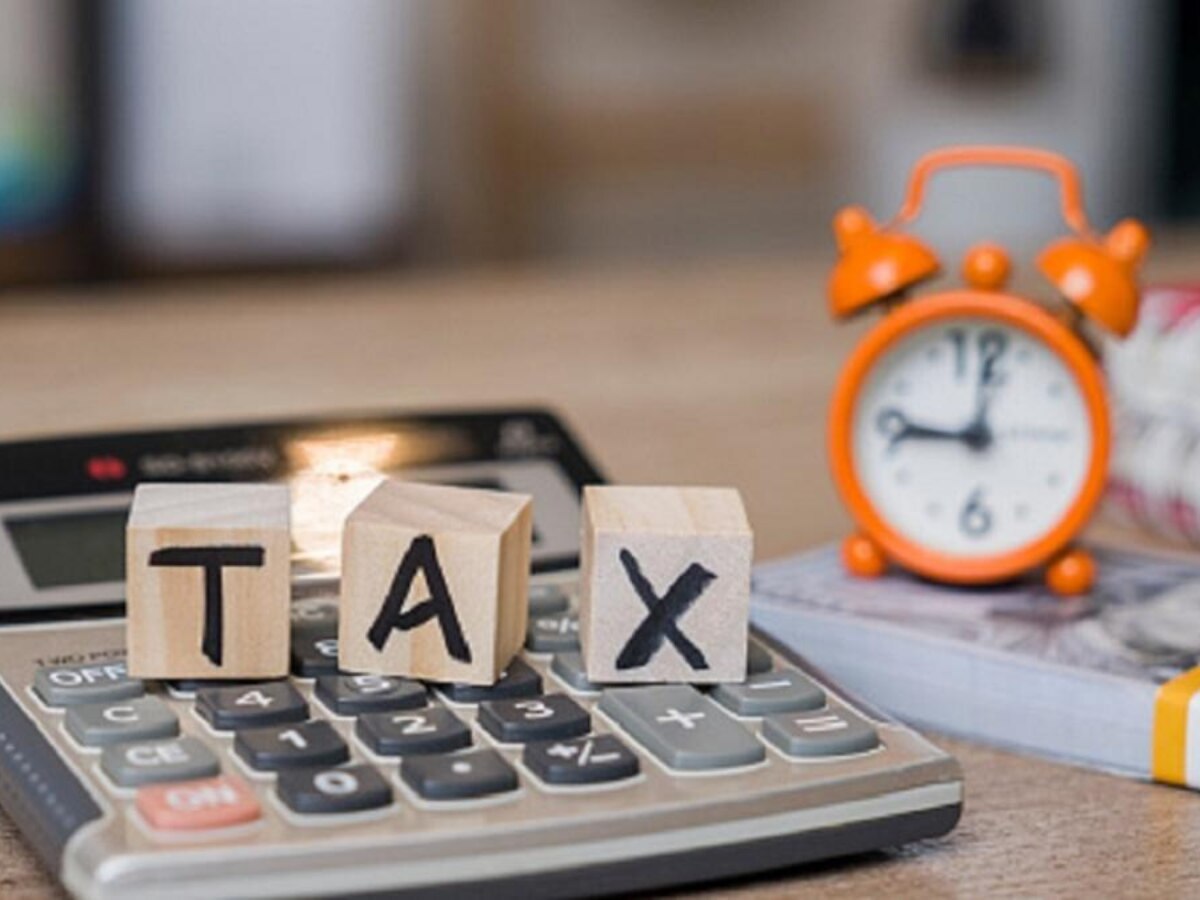 Income Tax: अंतरिम बजट में टैक्स दरों में कोई बदलाव नहीं, जानें नई और पुरानी कर व्यवस्था में कितना टैक्स बचा सकते हैं?