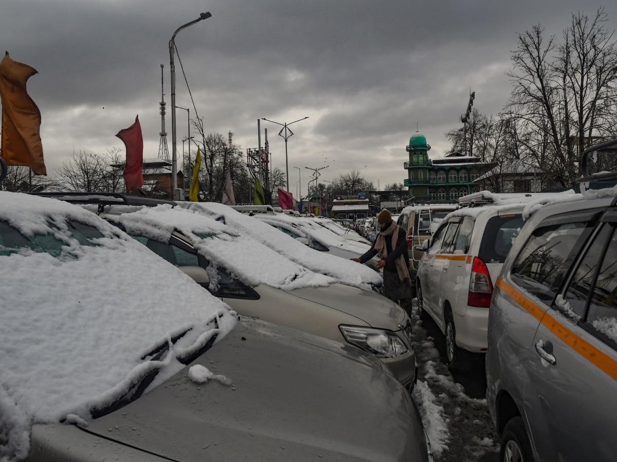 Snowfall in Kashmir himachal pradesh uttrakhand NH44 blocked know IMD