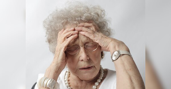 पुरुषों के मुकबाले बुजुर्ग महिलाओं को होता है ज्यादा दर्द, नई रिसर्च में हुआ खुलासा