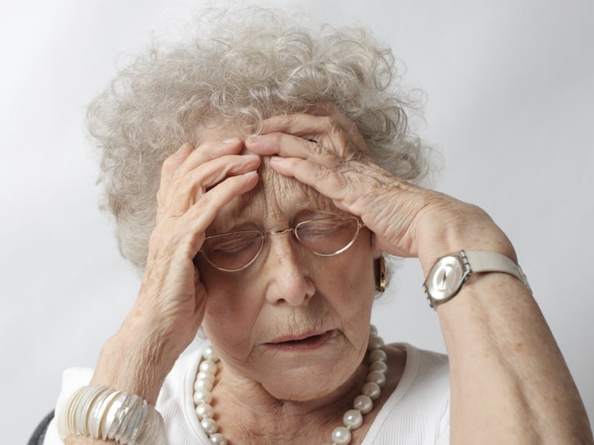 पुरुषों के मुकबाले बुजुर्ग महिलाओं को होता है ज्यादा दर्द, नई रिसर्च में हुआ खुलासा