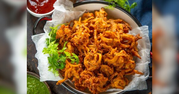 कड़कड़ाती ठंड और बरसात में घर पर बनाएं ये क्रिस्पी प्याज के पकौड़े, दोगुना बढ़ेगा विंटर का मजा