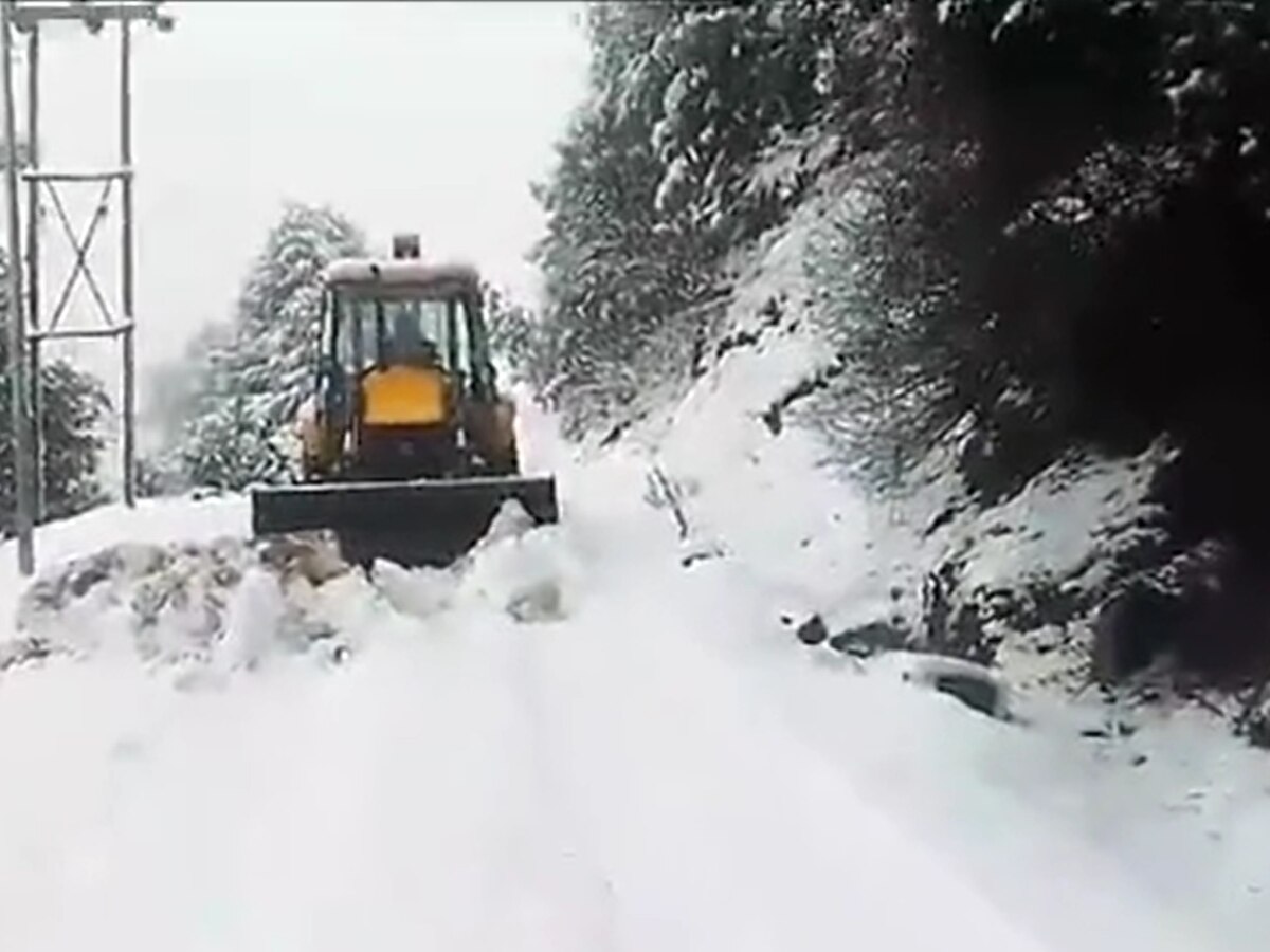 Himachal Weather: पहाड़ों पर बिछी बर्फ की चादर, जनजीवन अस्त-व्यस्त! पावंटा साहिब में बिजली गुल