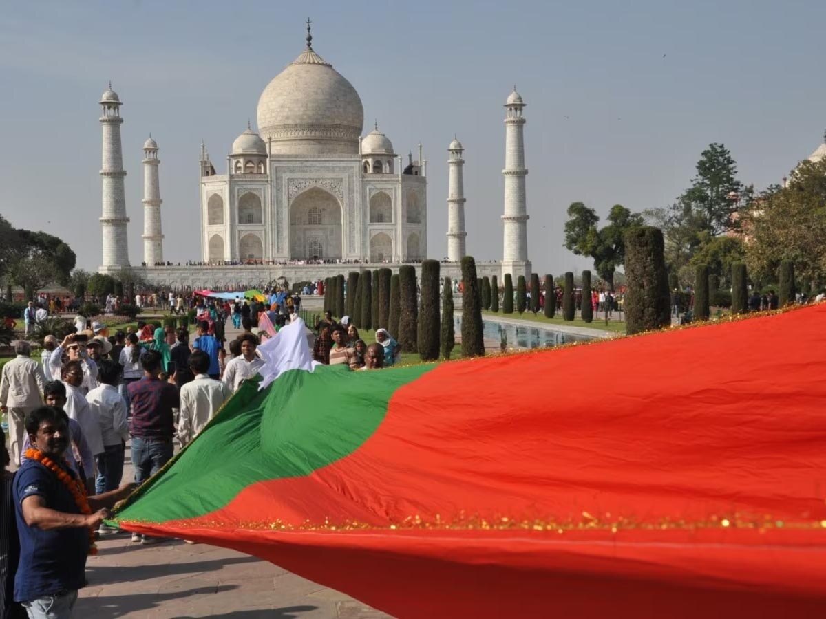 ताजमहल में 'उर्स' मनाने पर पाबंदी की मांग, आगरा की अदालत अर्जी पर करेगी सुनवाई