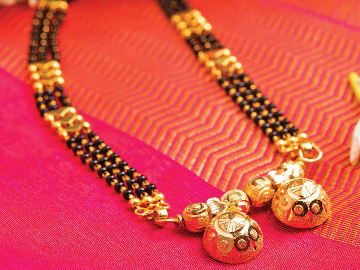 MangalSutra: ମଙ୍ଗଳସୂତ୍ରରେ କାହିଁକି ଲାଗିଥାଏ କଳା ରଙ୍ଗର ମୋତି, ଜାଣନ୍ତୁ ପୂରା କାରଣ MangalSutra: ମଙ୍ଗଳସୂତ୍ରରେ କାହିଁକି ଲାଗିଥାଏ କଳା ରଙ୍ଗର ମୋତି, ଜାଣନ୍ତୁ ପୂରା କାରଣ