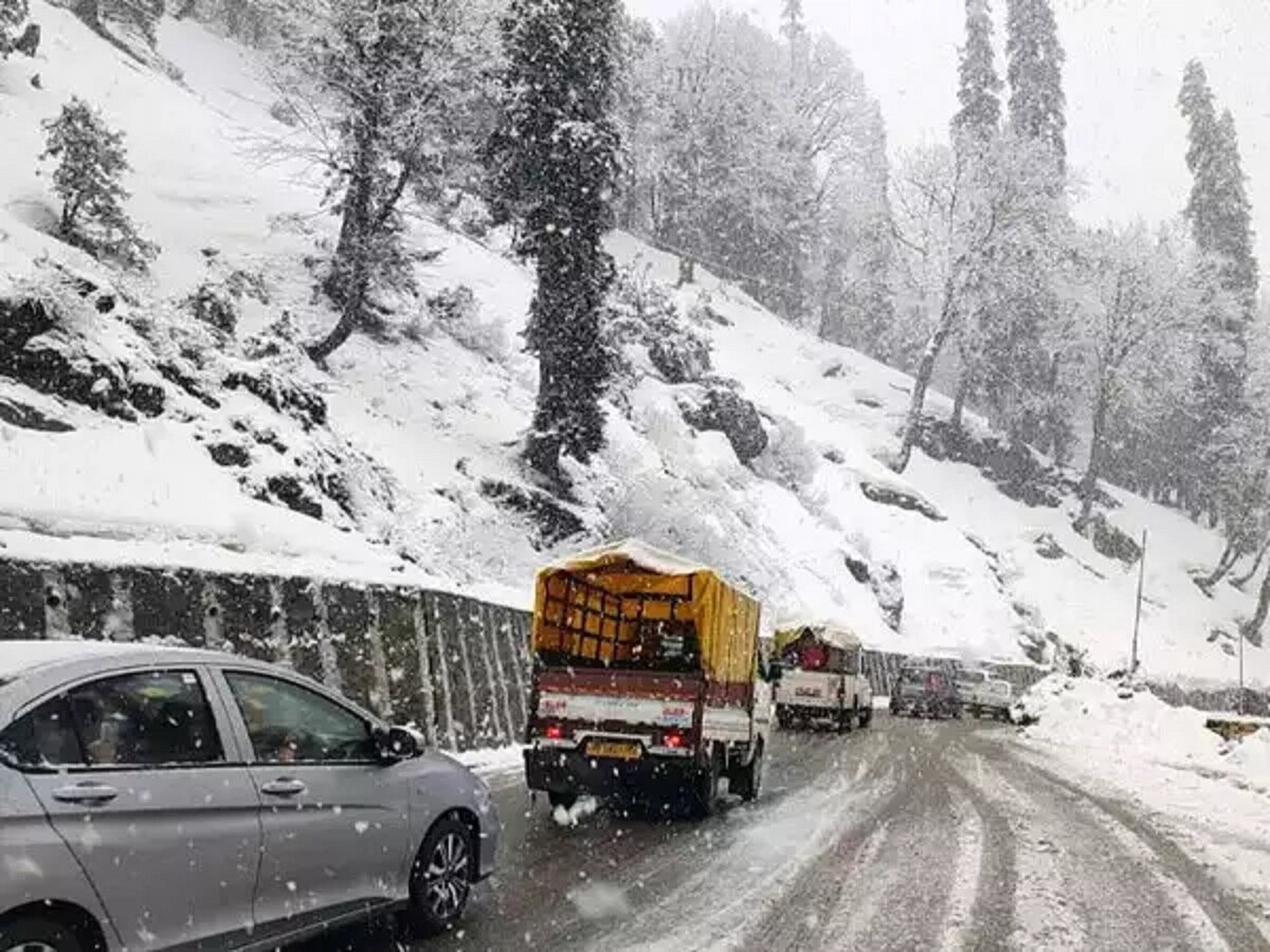 Himachal snowfall: हिमाचल प्रदेश में 500 से अधिक सड़कें बंद, शिमला सबसे ज्यादा प्रभावित