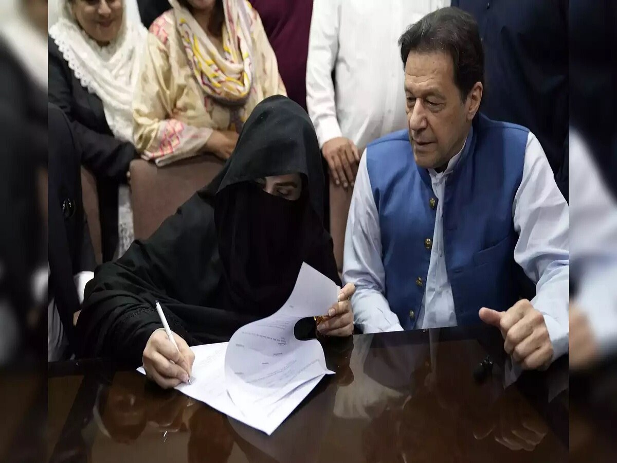 Pakistan: इमरान खान को फिर हुई सजा, पत्नी बुशरा खान के साथ गैरकानूनी शादी करने का आरोप 