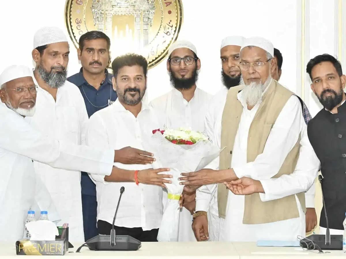 तेलंगाना के CM से मिले मुस्लिम प्रतिनिधि, अल्पसंख्यकों को 4 फीसद आरक्षण देने की गुजारिश की