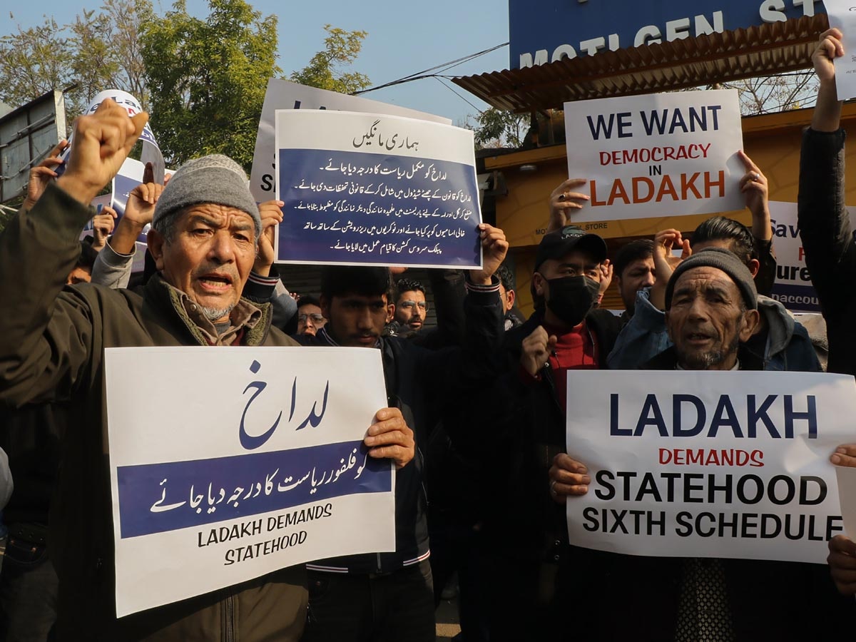 Ladakh Shutdown:  पूरी तरह से बंद हुआ लद्दाख; सड़कों पर उतरे लोग, ये हैं मांगें