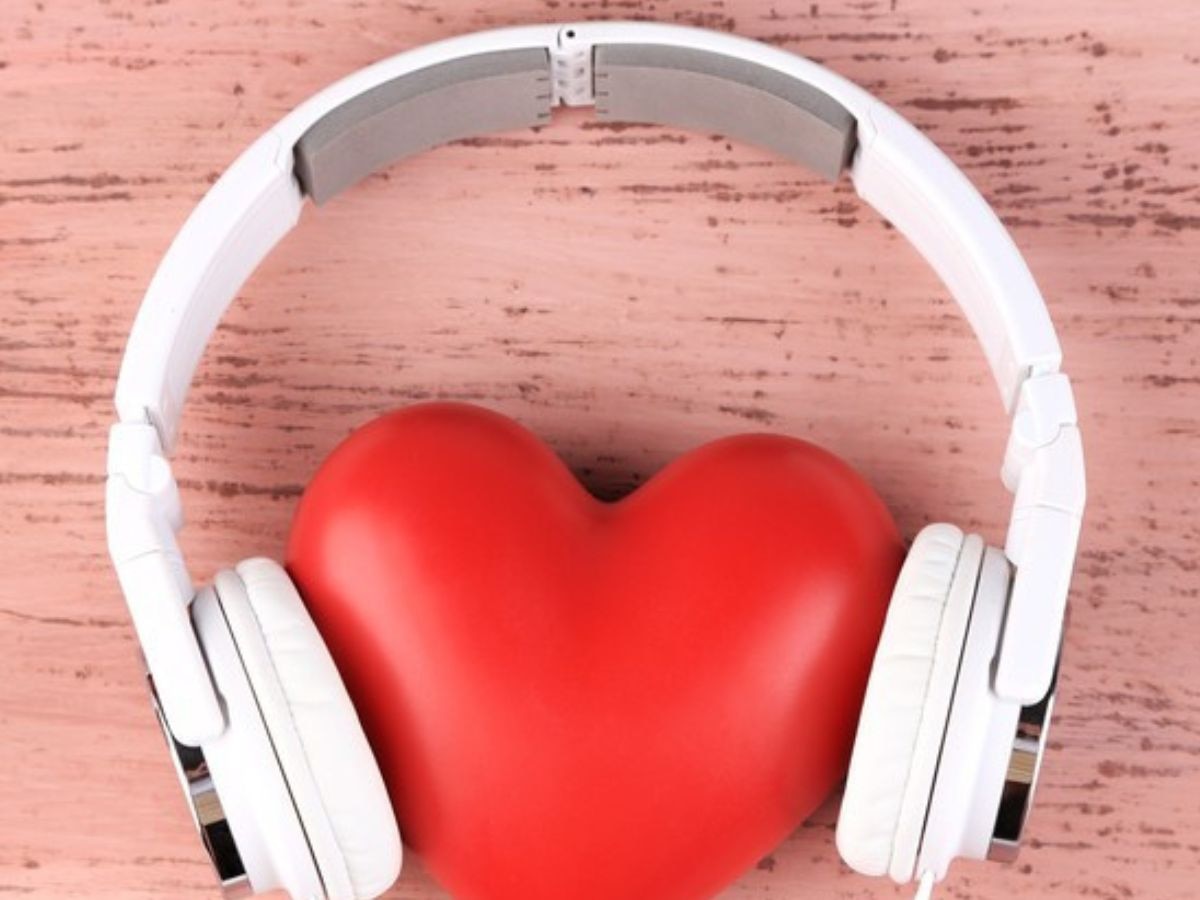 Valentine's Day Gift: वैलेंटाइन डे पर पार्टनर को गिफ्ट करें ये Headphones, मिल रहा बंपर डिस्काउंट