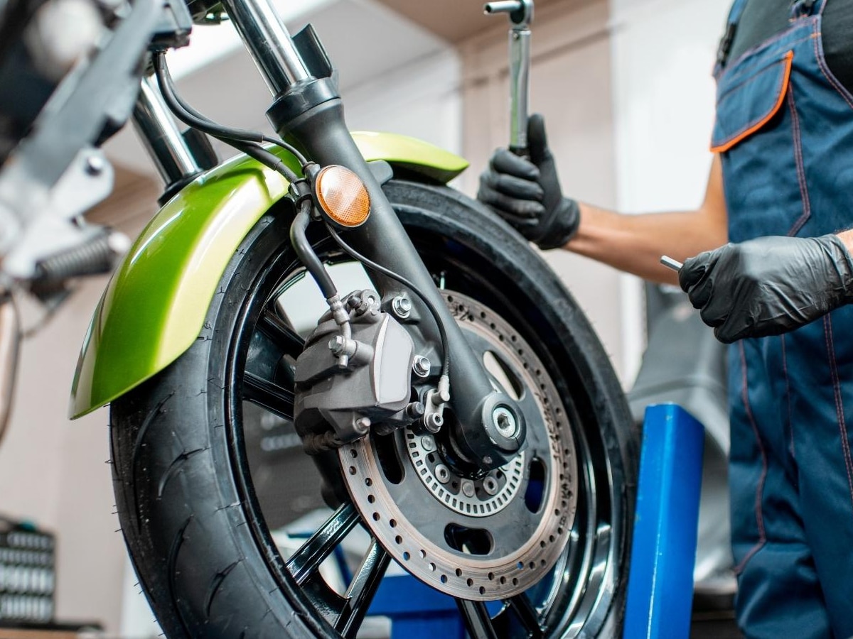 Bike Servicing में खर्च होते हैं हजारों रुपये? इन पार्ट्स का खास रख-रखाव करके दूर होगी दिक्कत  