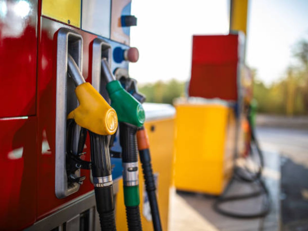 Petrol Diesel Price 5 February 2024: इन शहरों में रिकॉर्ड तोड़ महंगा हुआ पेट्रोल-डीजल, जान लें आपके शहर में क्या है एक लीटर तेल की कीमत 