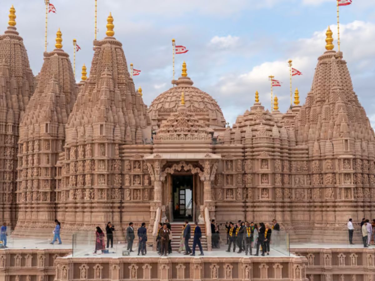 Hindu Temple in Abu Dhabi: राजस्थान के कारीगरों ने UAE में बनाया भव्य हिंदू मंदिर, इस दिन पीएम मोदी करेंगे उद्घाटन