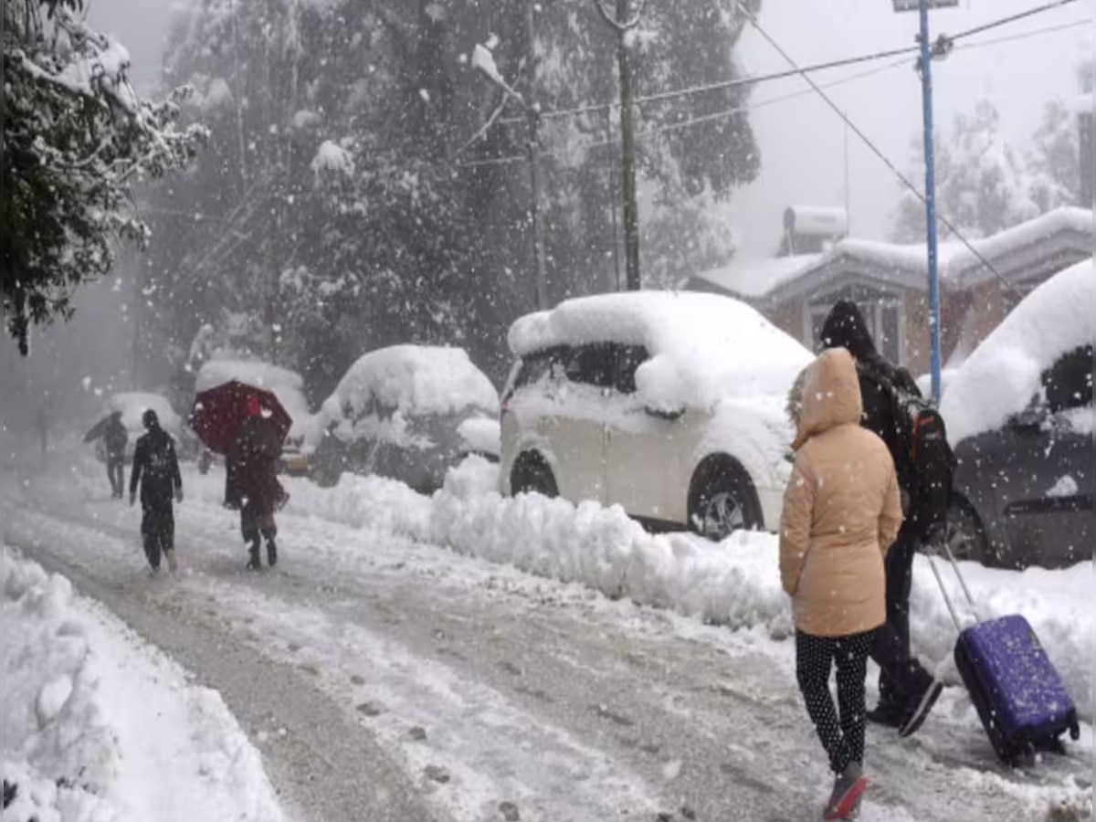 Uttarakhand Weather Today: उत्तराखंड में बारिश और बर्फबारी से बिगड़ा मौसम, मौसम विभाग ने जारी की चेतावनी