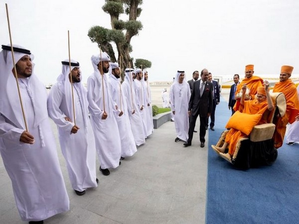 BAPS Hindu Temple Inauguration: आध्यात्मिक गुरु Mahant Swami Maharaj पहुंचे अबू धाबी, जानें इनके बारे में