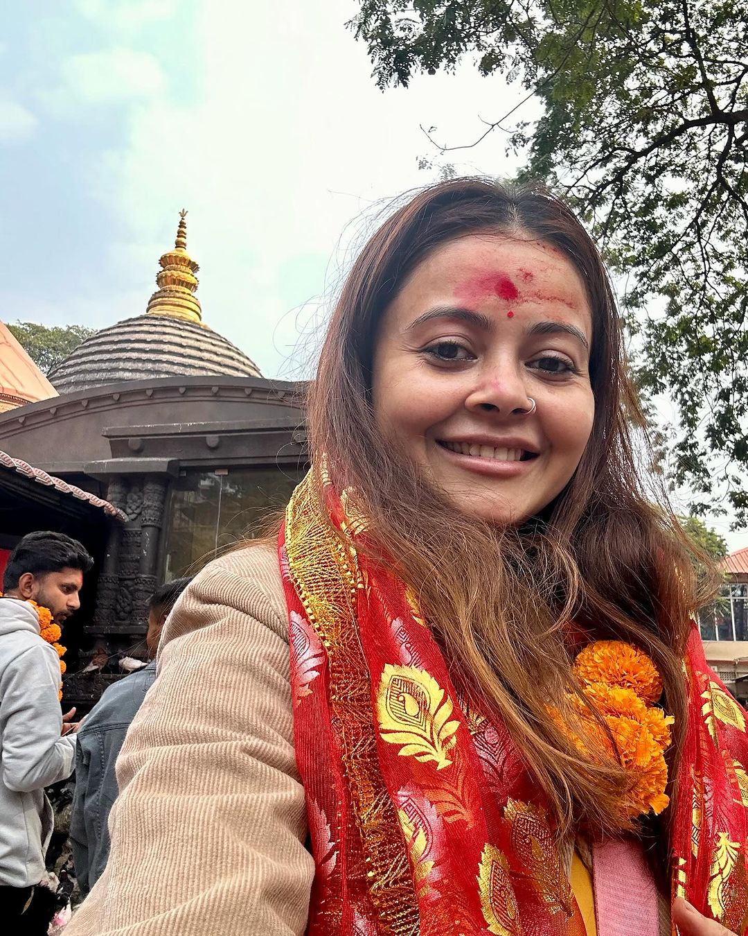 Devoleena Bhattacharjee aka gopi bahu Reached Kamakhya devi Temple takes  blessings see photos | PHOTOS: माथे पर टीका..हाथ में लाल चुनरी और मन में  अपार भक्ति, कामाख्या देवी मंदिर पहुंचीं ...