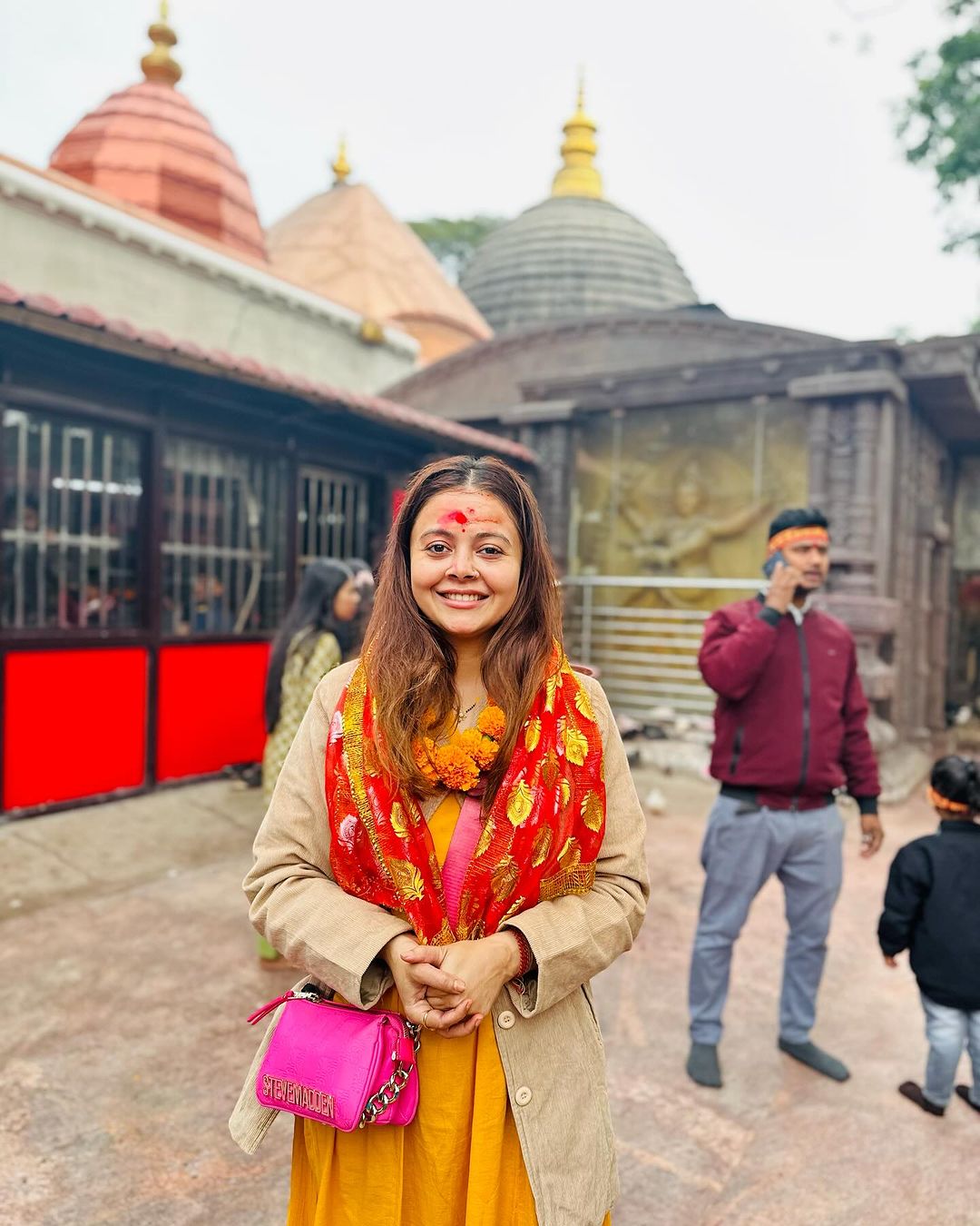Devoleena Bhattacharjee aka gopi bahu Reached Kamakhya devi Temple takes  blessings see photos | PHOTOS: माथे पर टीका..हाथ में लाल चुनरी और मन में  अपार भक्ति, कामाख्या देवी मंदिर पहुंचीं ...