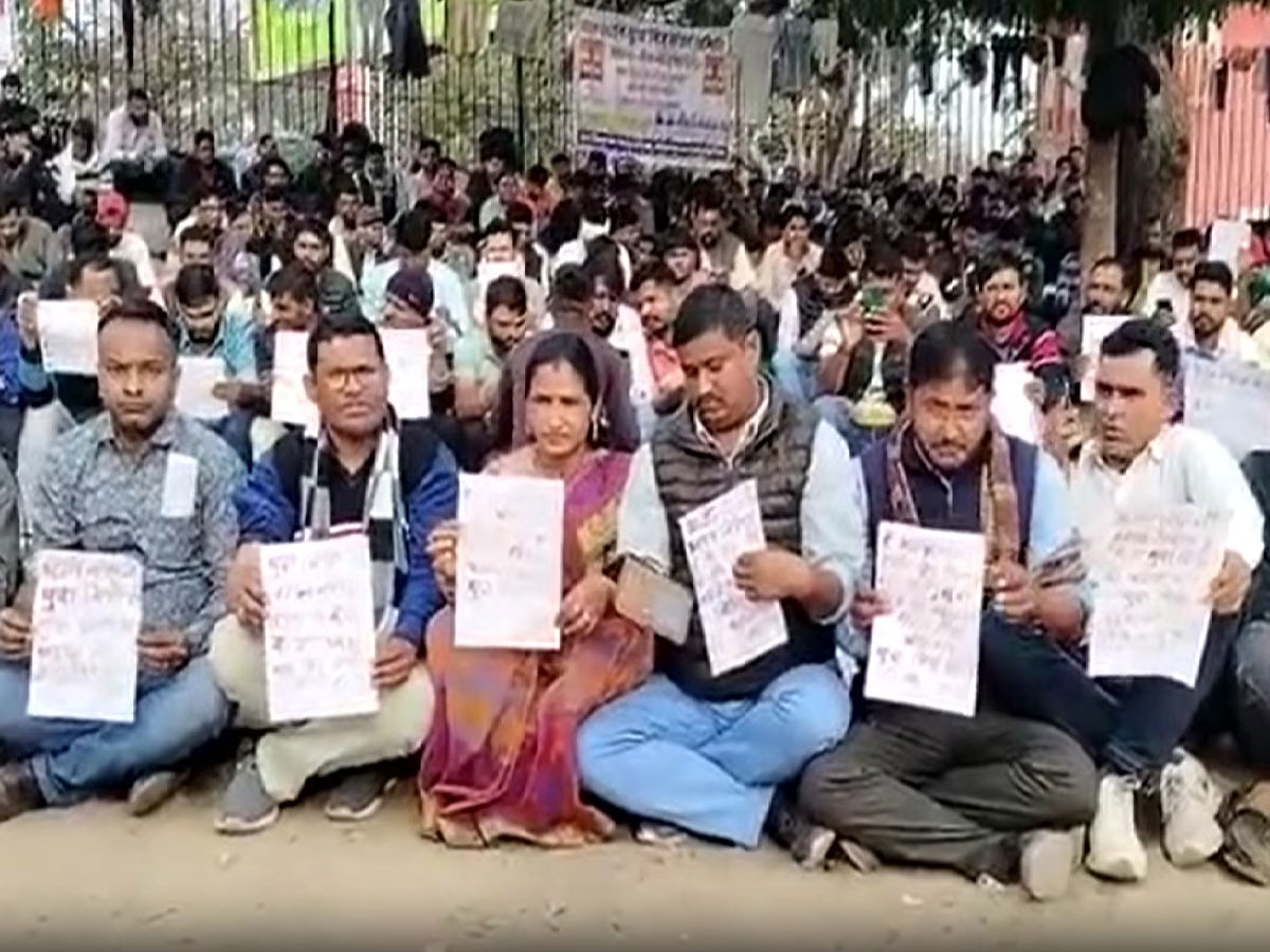Jaipur : युवा मित्र संघर्ष समिति का धरना प्रदर्शन जारी, कहा- राजस्थान में सरकार बदलने के साथ ही हमारी नौकरी चली गई... 