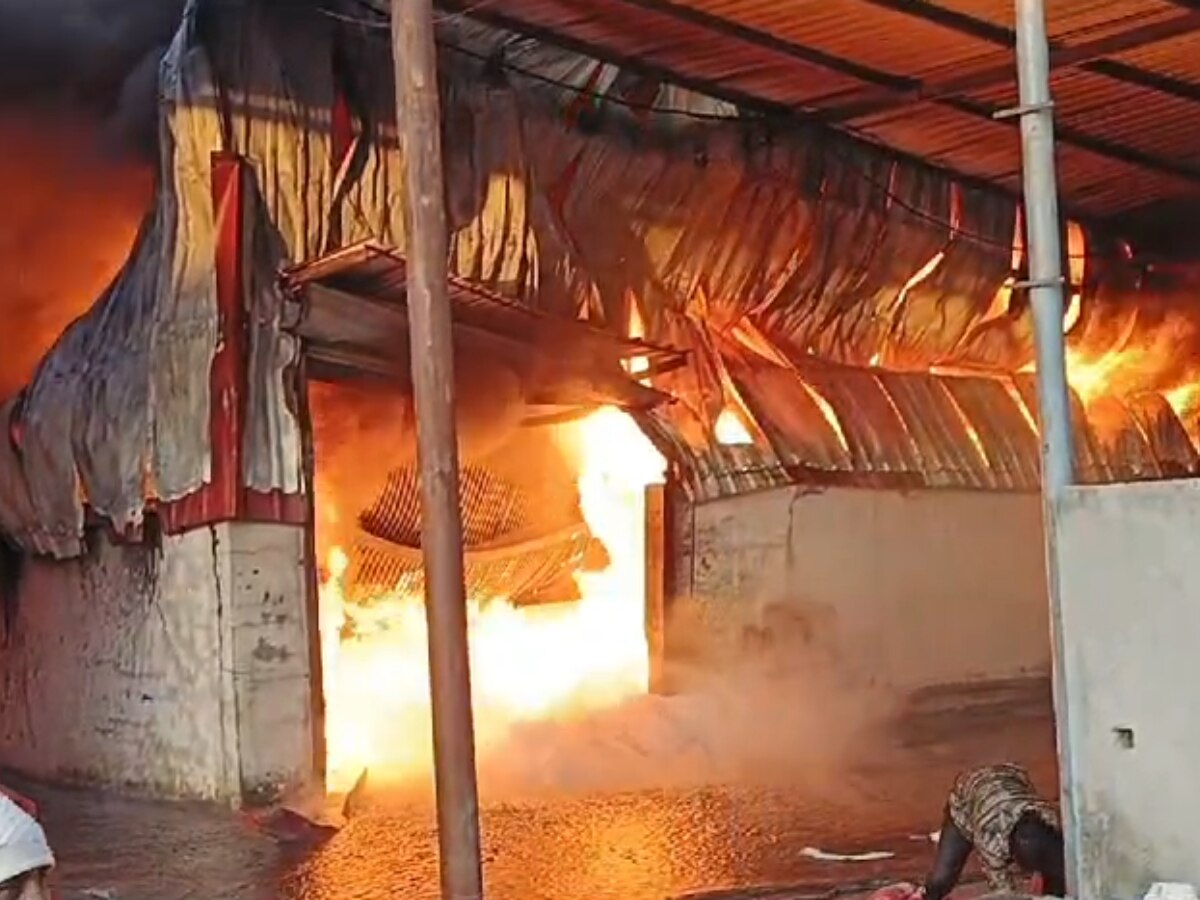 Sonipat Fire: फोम बनाने वाली फैक्ट्री में भीषण आग, 4 जिलों की फायर की गाड़ियों ने पाया काबू