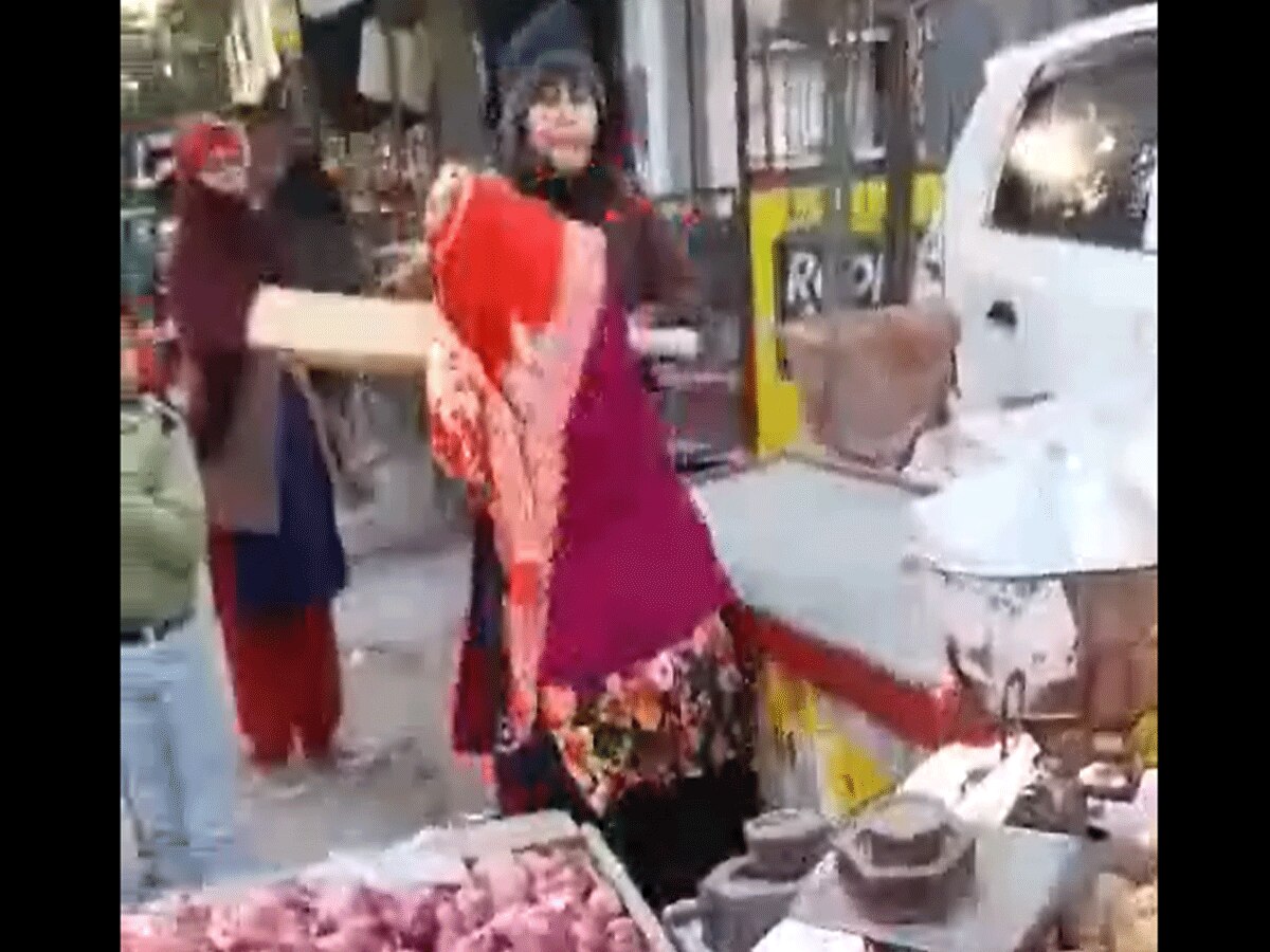 Ghaziabad News: सब्जी का ठेला लगाने को लेकर महिलाओं के बीच चले बेट-डंडे, वीडियो आया सामने