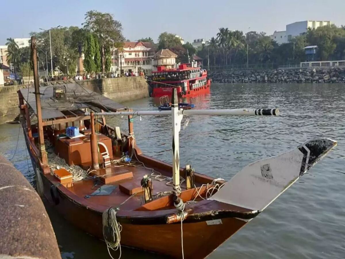 Gateway of India Mumbai: ସନ୍ଦେହଜନକ ଅବସ୍ଥାରେ ଧରାପଡ଼ିଲେ ୩ ଭାରତୀୟ; ଡଙ୍ଗା ନେଇ କୁଏତ ଠାରୁ ଆସିଲେ ଭାରତ Gateway of India Mumbai: ସନ୍ଦେହଜନକ ଅବସ୍ଥାରେ ଧରାପଡ଼ିଲେ ୩ ଭାରତୀୟ; ଡଙ୍ଗା ନେଇ କୁଏତ ଠାରୁ ଆସିଲେ ଭାରତ