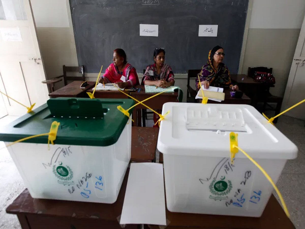 Pakistan Elections 2024: एक शख्स डाल रहा है दो वोट, जानें कैसे हो रहा है पाक चुनाव?