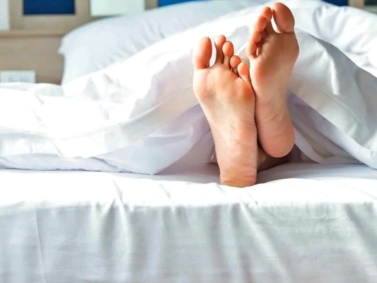 Vastu Tips: भूलकर भी सोते समय किस दिशा में ना करें पैर? वास्तु के इन नियमों का रखें ध्यान