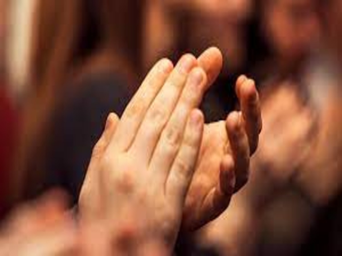 clapping during bhajan 