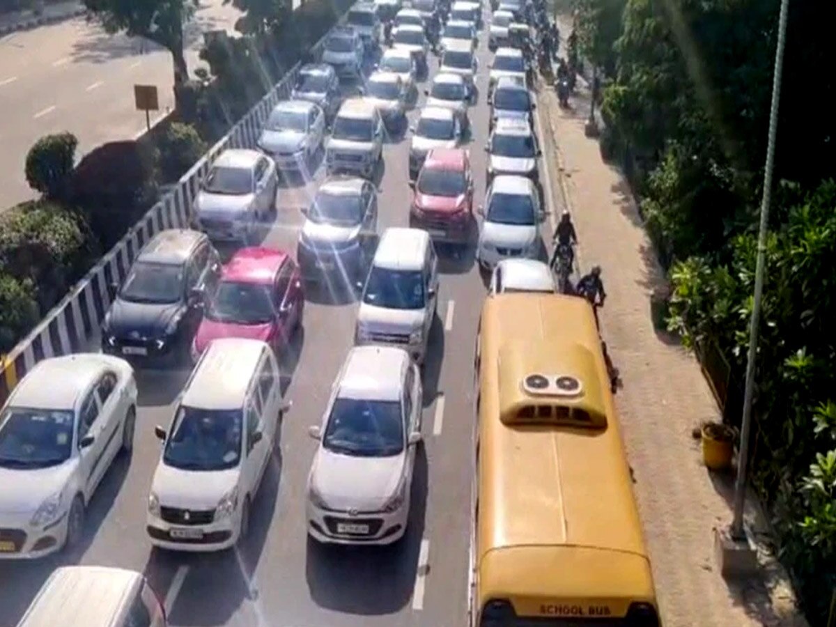 Noida Traffic Jam: किसानों का संसद कूच, जाम हुई दिल्ली जाने वाली सड़क