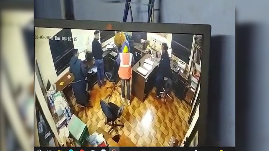 Crime News:  ବନ୍ଧୁକ ମୁନରେ ୧୦ ଲକ୍ଷରୁ ଉର୍ଦ୍ଧ୍ବ ଟଙ୍କା ଲୁଟ, ପୋଲିସର ଛାନଭିନ୍ ଜାରି