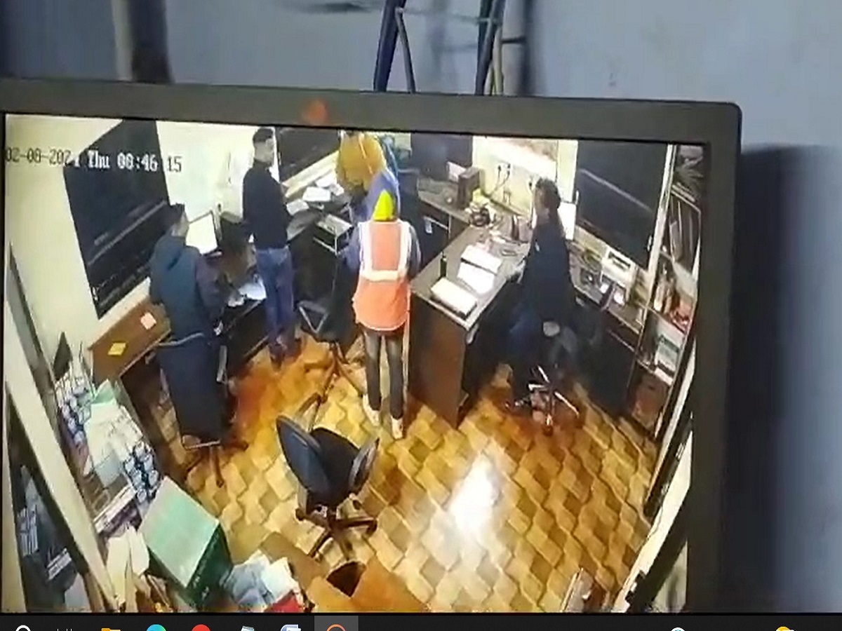 Crime News: ବନ୍ଧୁକ ମୁନରେ ୧୦ ଲକ୍ଷରୁ ଉର୍ଦ୍ଧ୍ବ ଟଙ୍କା ଲୁଟ, ପୋଲିସର ଛାନଭିନ୍ ଜାରି Crime News: ବନ୍ଧୁକ ମୁନରେ ୧୦ ଲକ୍ଷରୁ ଉର୍ଦ୍ଧ୍ବ ଟଙ୍କା ଲୁଟ, ପୋଲିସର ଛାନଭିନ୍ ଜାରି