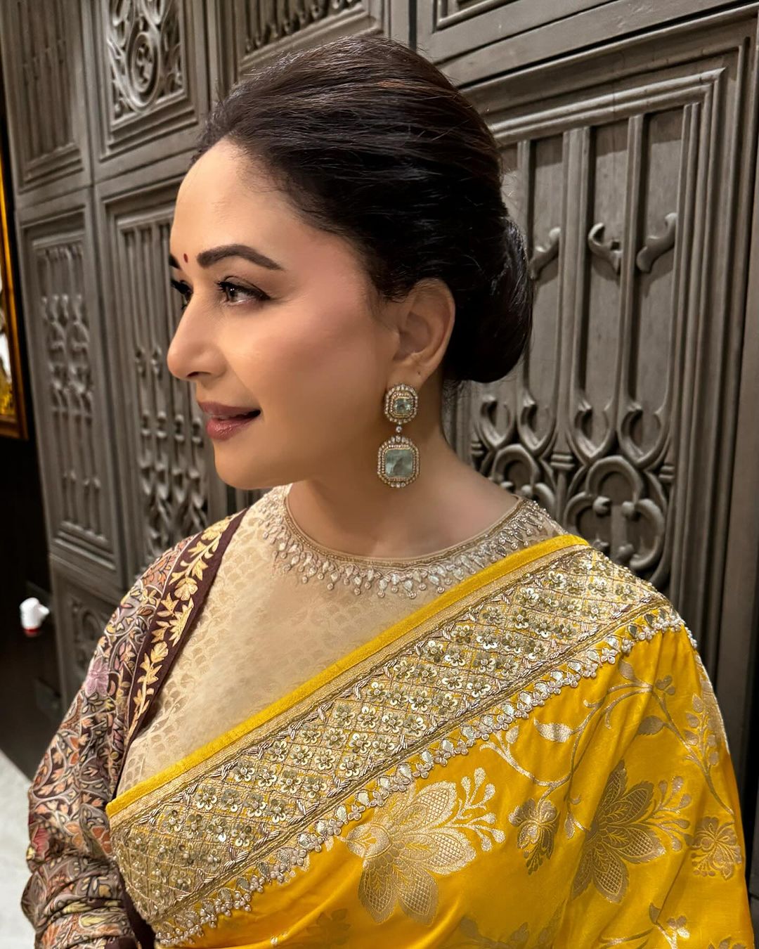 पीले रंग की साड़ी में लगीं कयामत