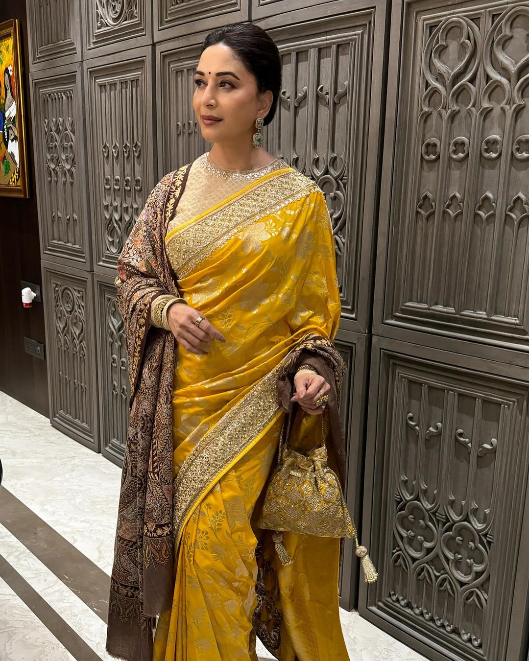 माधुरी पर चढ़ा बसंती रंग