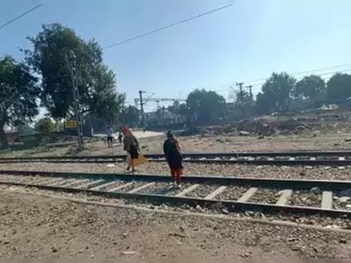 Agra News: रेलवे ट्रैक पार कर रहीं महिलाओं को चीरते निकल गई मरुधर एक्सप्रेस, ट्रेन हादसे का वीडियो रोंगटे खड़े करने वाला