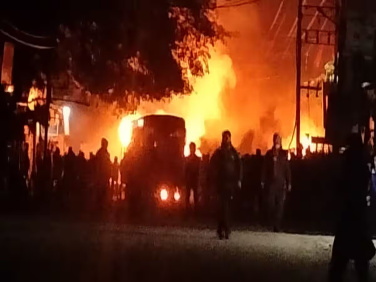 Haldwani Fire: ହଲଦ୍ୱାନୀରେ ଦଙ୍ଗା: ଦେଖିବା ମାତ୍ରେ ଗୁଳି ନିର୍ଦ୍ଦେଶ; ଆସନ୍ତାକାଲି ସବୁ ସ୍କୁଲ ବନ୍ଦ, ଇଣ୍ଟରନେଟ ଠପ Haldwani Fire: ହଲଦ୍ୱାନୀରେ ଦଙ୍ଗା: ଦେଖିବା ମାତ୍ରେ ଗୁଳି ନିର୍ଦ୍ଦେଶ; ଆସନ୍ତାକାଲି ସବୁ ସ୍କୁଲ ବନ୍ଦ, ଇଣ୍ଟରନେଟ ଠପ