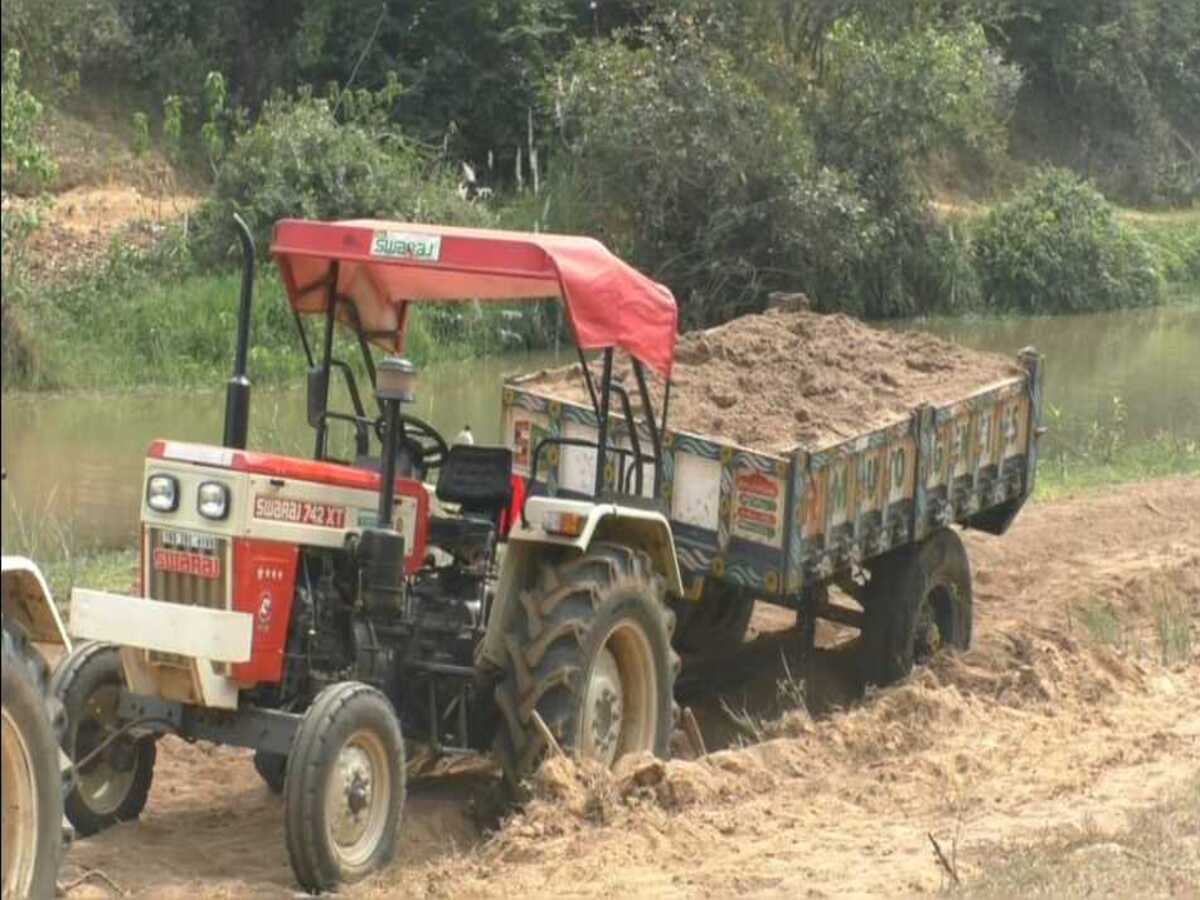 Gajapati Illegal Sand Mining: ନଦୀ ଗର୍ଭରେ ଚାଲିଛି ବେଆଇନ ବାଲି ଉତ୍ତୋଳନ; ପ୍ରଶାସନର ଦୁର୍ବଳତାର ସୁଯୋଗ ଉଠାଉଛନ୍ତି ବାଲିମାଫିଆ Gajapati Illegal Sand Mining: ନଦୀ ଗର୍ଭରେ ଚାଲିଛି ବେଆଇନ ବାଲି ଉତ୍ତୋଳନ; ପ୍ରଶାସନର ଦୁର୍ବଳତାର ସୁଯୋଗ ଉଠାଉଛନ୍ତି ବାଲିମାଫିଆ