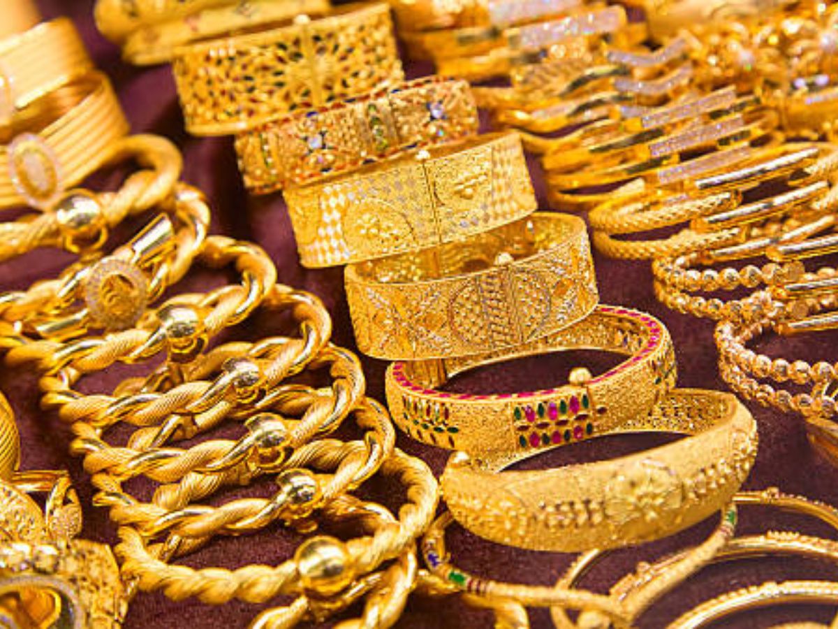 Gold Silver Price: सोने-चांदी के दाम में आई गिरावट, आज बाजार में इस रेट पर मिलेगा मेटल 