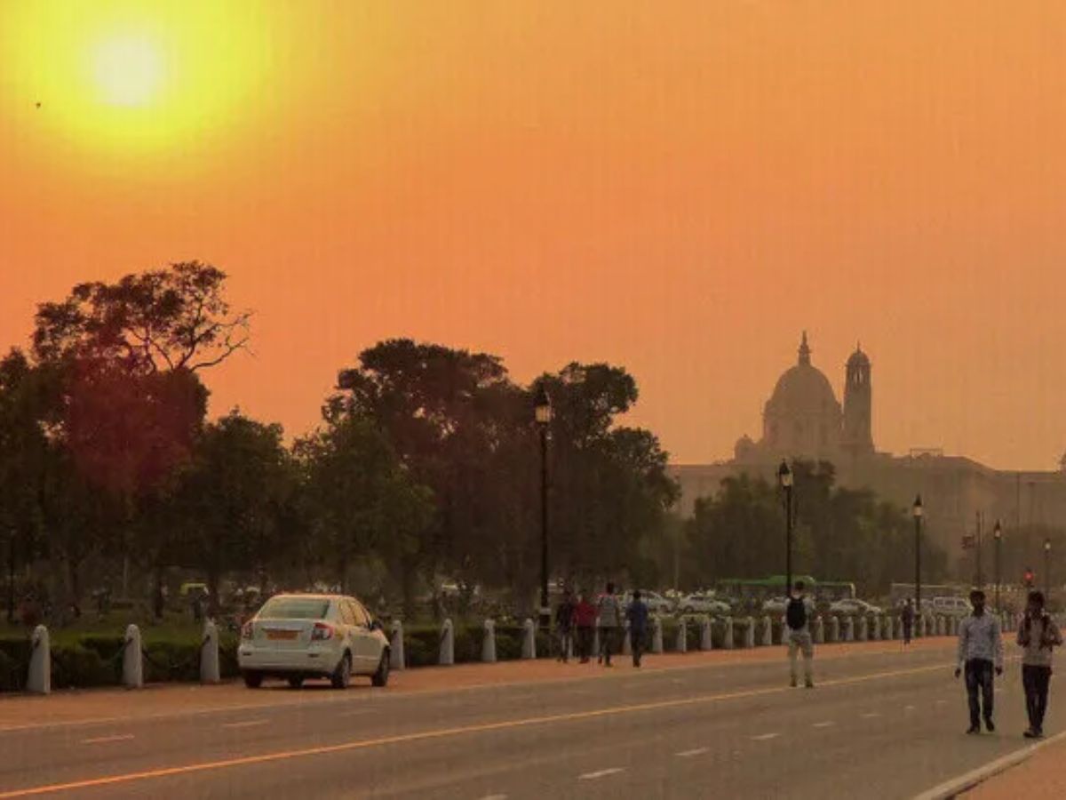 Weather Update: बर्फीली हवा के आगे नहीं टिक रही धूप, ठंड से कांप रहे दिल्ली समेत उत्तर भारत के लोग