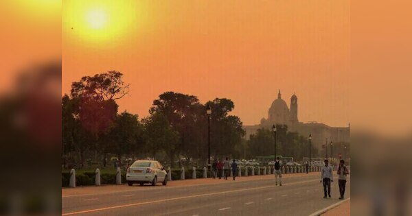 Weather Update: बर्फीली हवा के आगे नहीं टिक रही धूप, ठंड से कांप रहे दिल्ली समेत उत्तर भारत के लोग