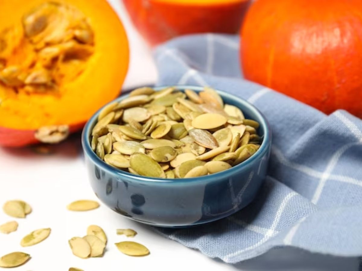 Pumpkin Seeds: औषधीय गुणों से भरपूर होते हैं कद्दू के बीज; इसे खाने से पुरुषों को मिलते है हैरतअंगेज़ फायदे