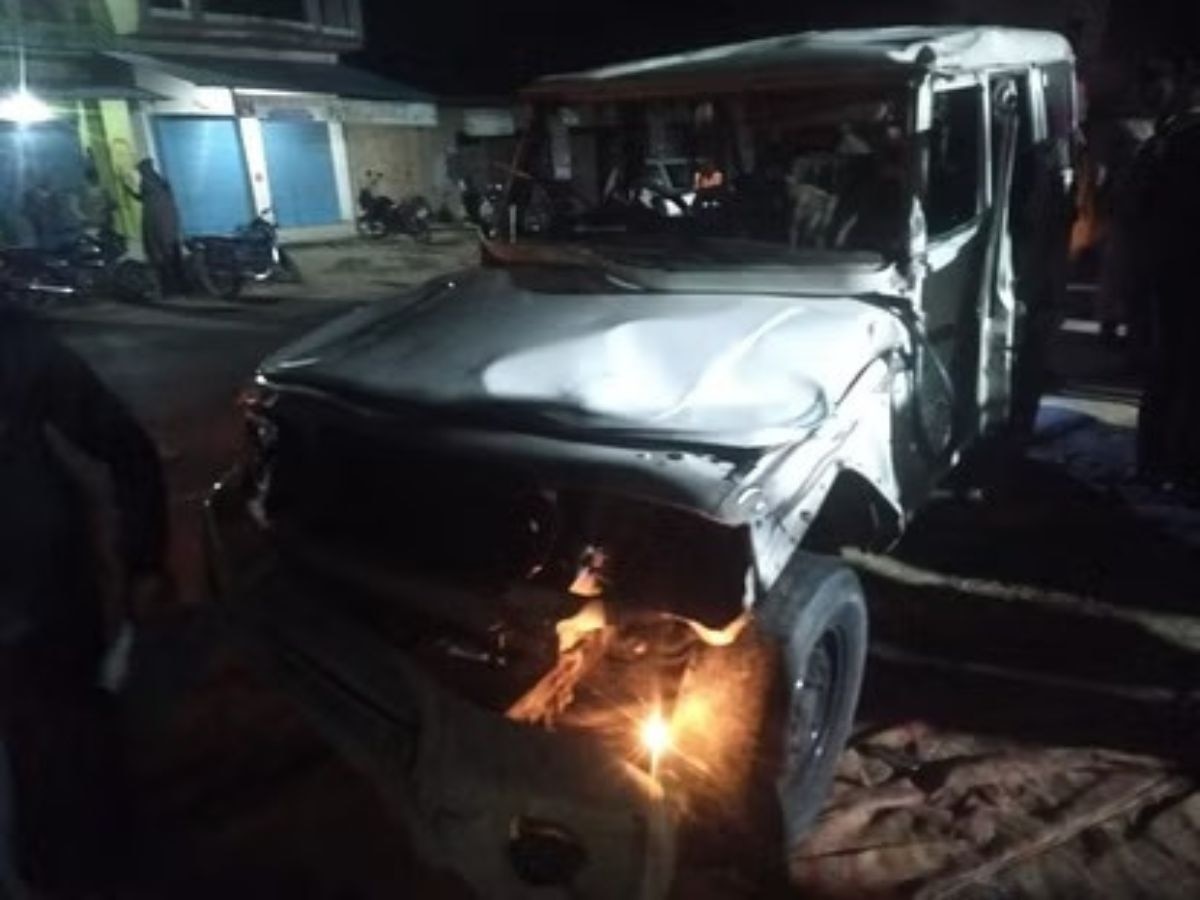 Gorakhpur News: आजमगढ़ में भीषण सड़क हादसा, तेज रफ्तार कार तिलक समारोह में जा घुसी, 17 घायल 