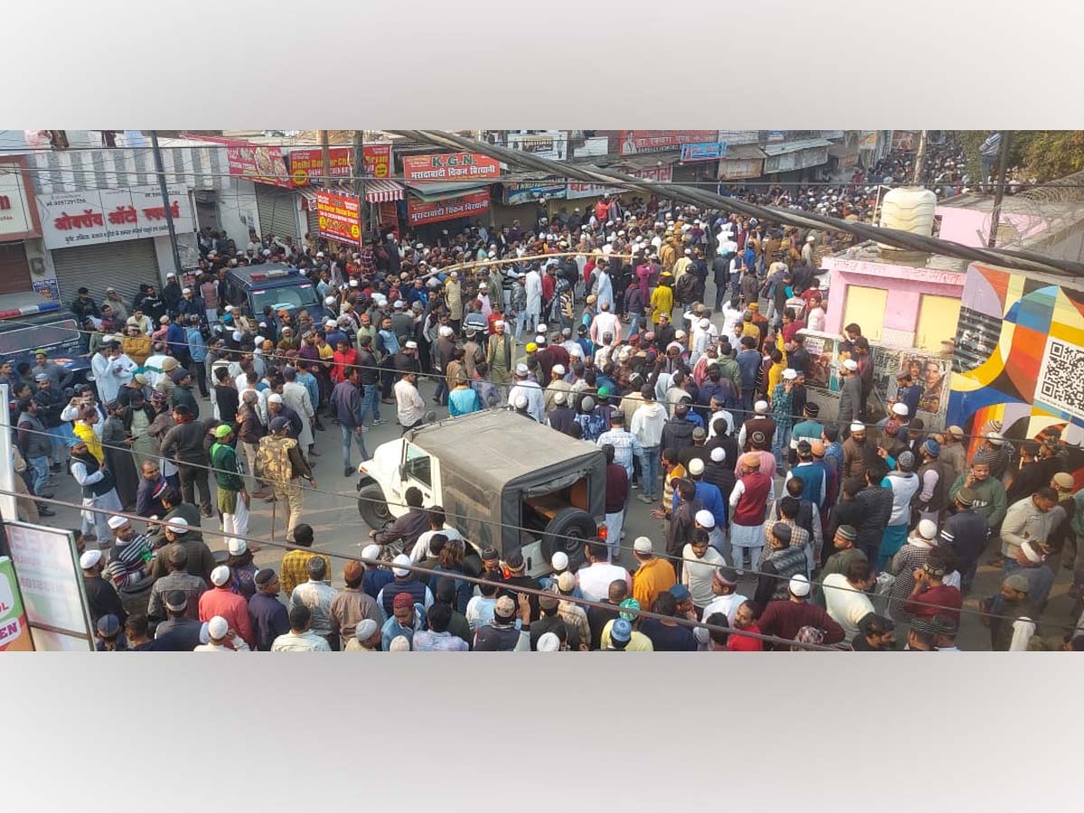 बिल्डिंगों को न तोड़ा जाए- मौलाना तौकीर